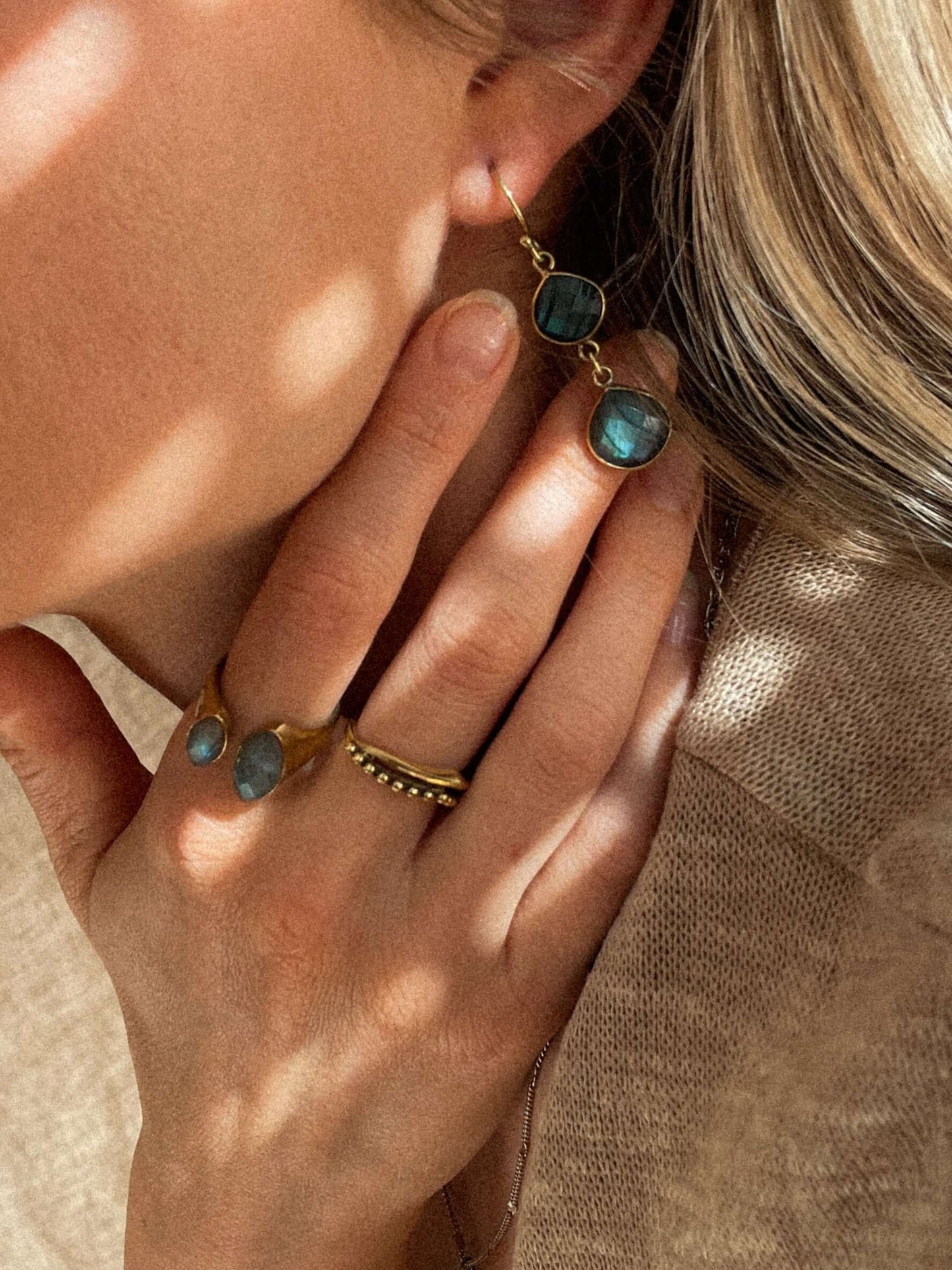 Entdecke die weibliche Urkraft: Inspirierender Schmuck für selbstbewusste Frauen.