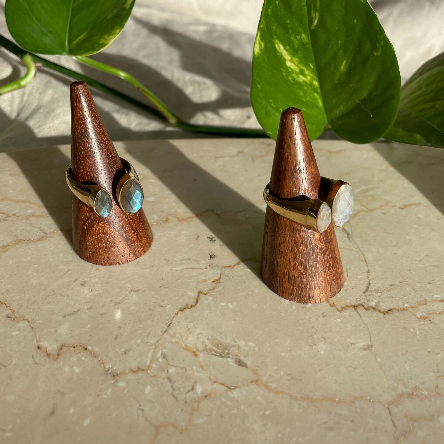 Lasse deine innere Göttin erstrahlen: Schmuck, der die weibliche Urkraft feiert.