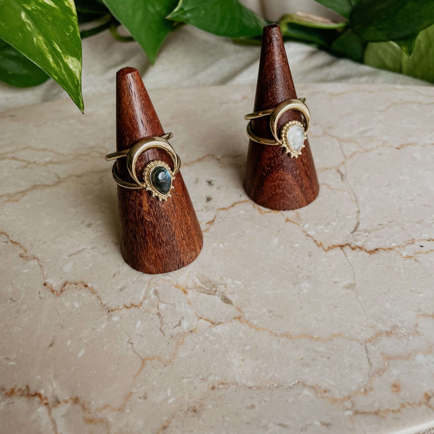 Dieser handgefertigte Ring mit Mondstein und Labradorit ist ein Symbol für spirituelle Verbundenheit.