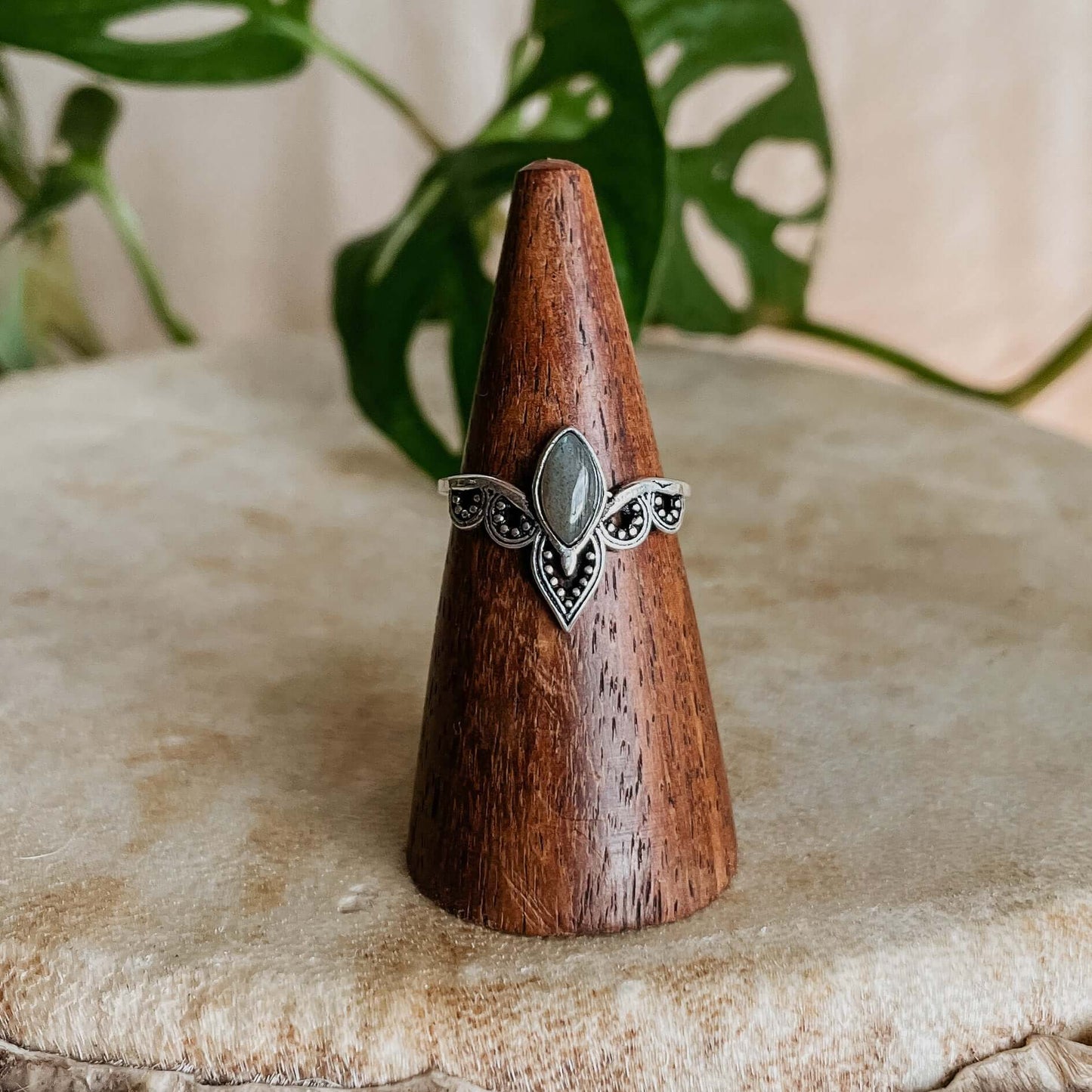 Einzigartiger Silberring mit Mondstein und Labradorit: Inspirierender Schmuck für die moderne Göttin