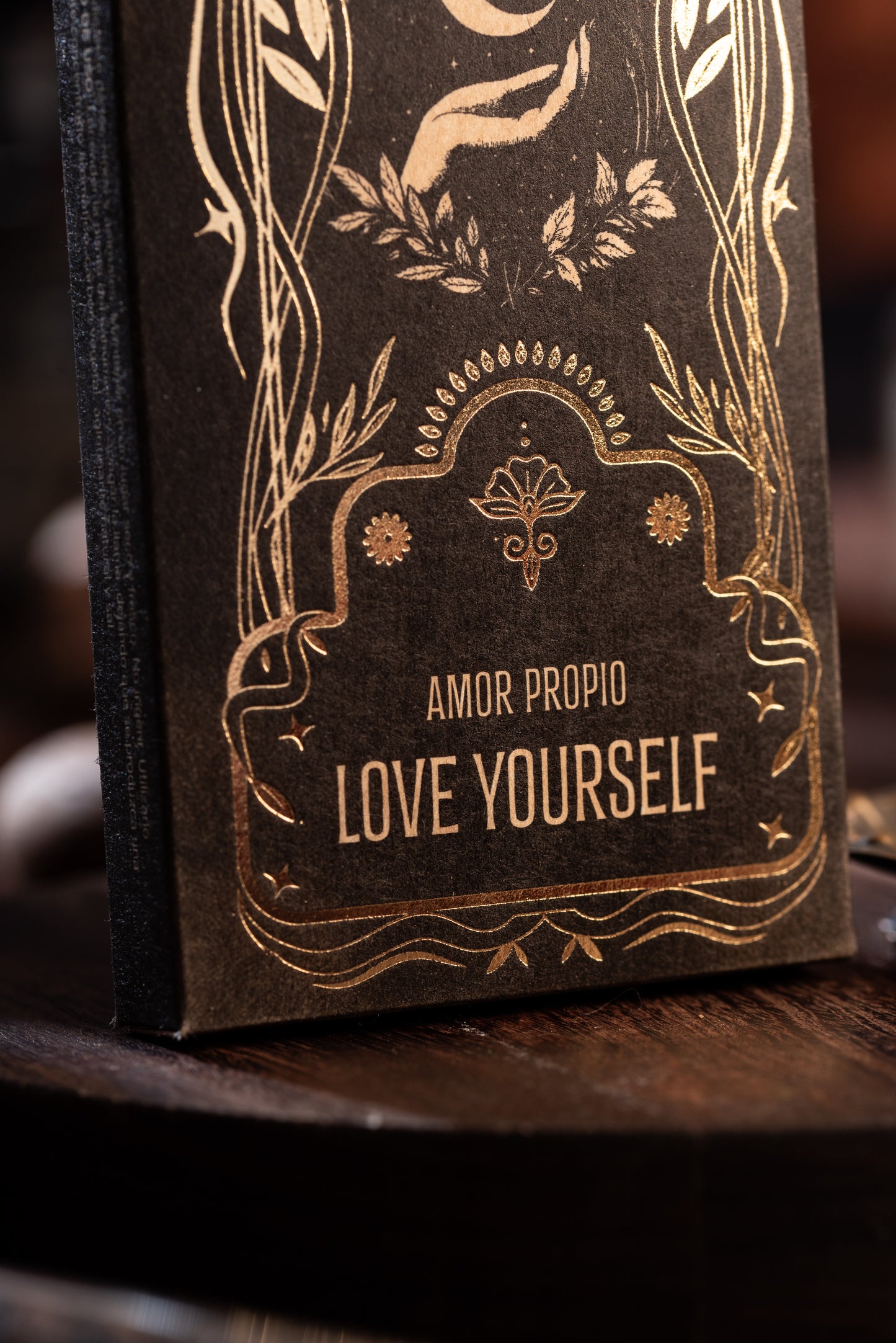 Love Yourself Ritual Räucherstäbchen – Szene mit Äpfeln, Kräutern und Glasfläschchen, Symbol für Selbstliebe