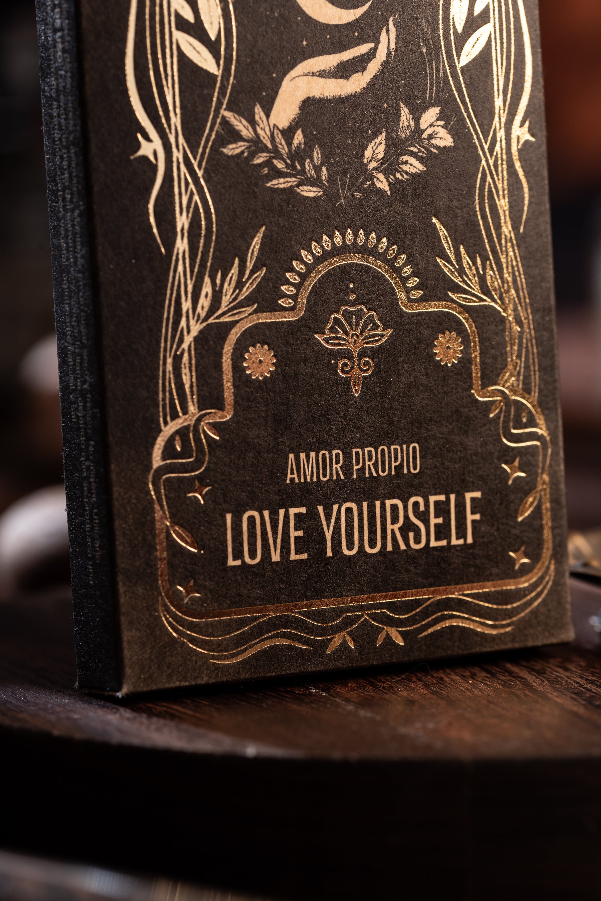 Love Yourself Ritual Räucherstäbchen – Szene mit Äpfeln, Kräutern und Glasfläschchen, Symbol für Selbstliebe