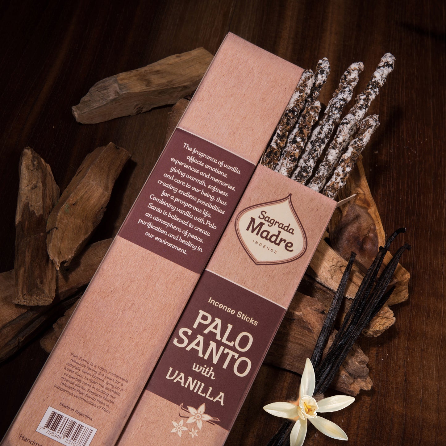 Sagrada Madre Palo Santo mit Vanille – natürliche Räucherstäbchen mit Vanilleblüte auf Holzuntergrund, warmes Licht und erdige Tön