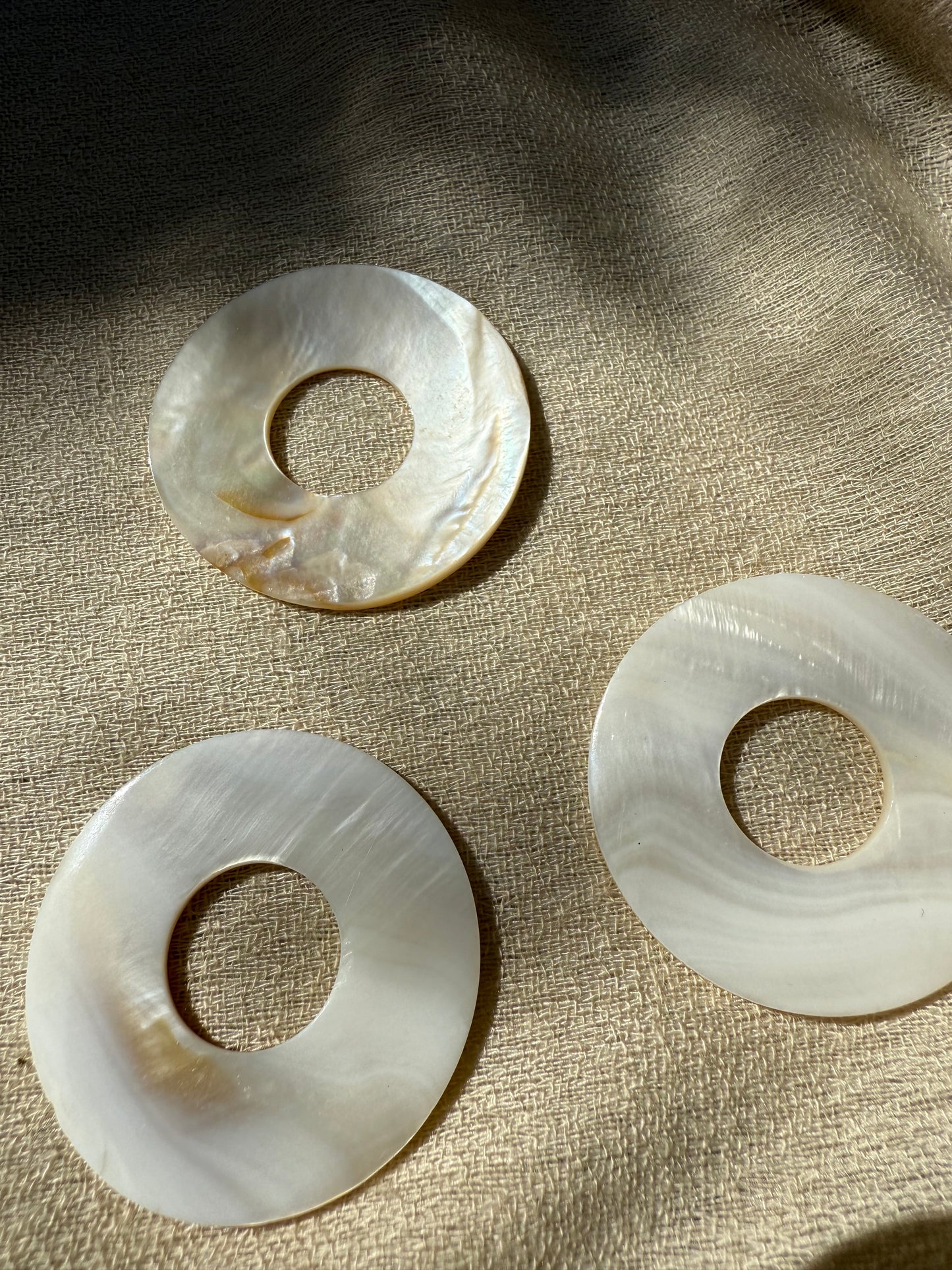 Shell of Light - donut Anhänger aus Perlmutt