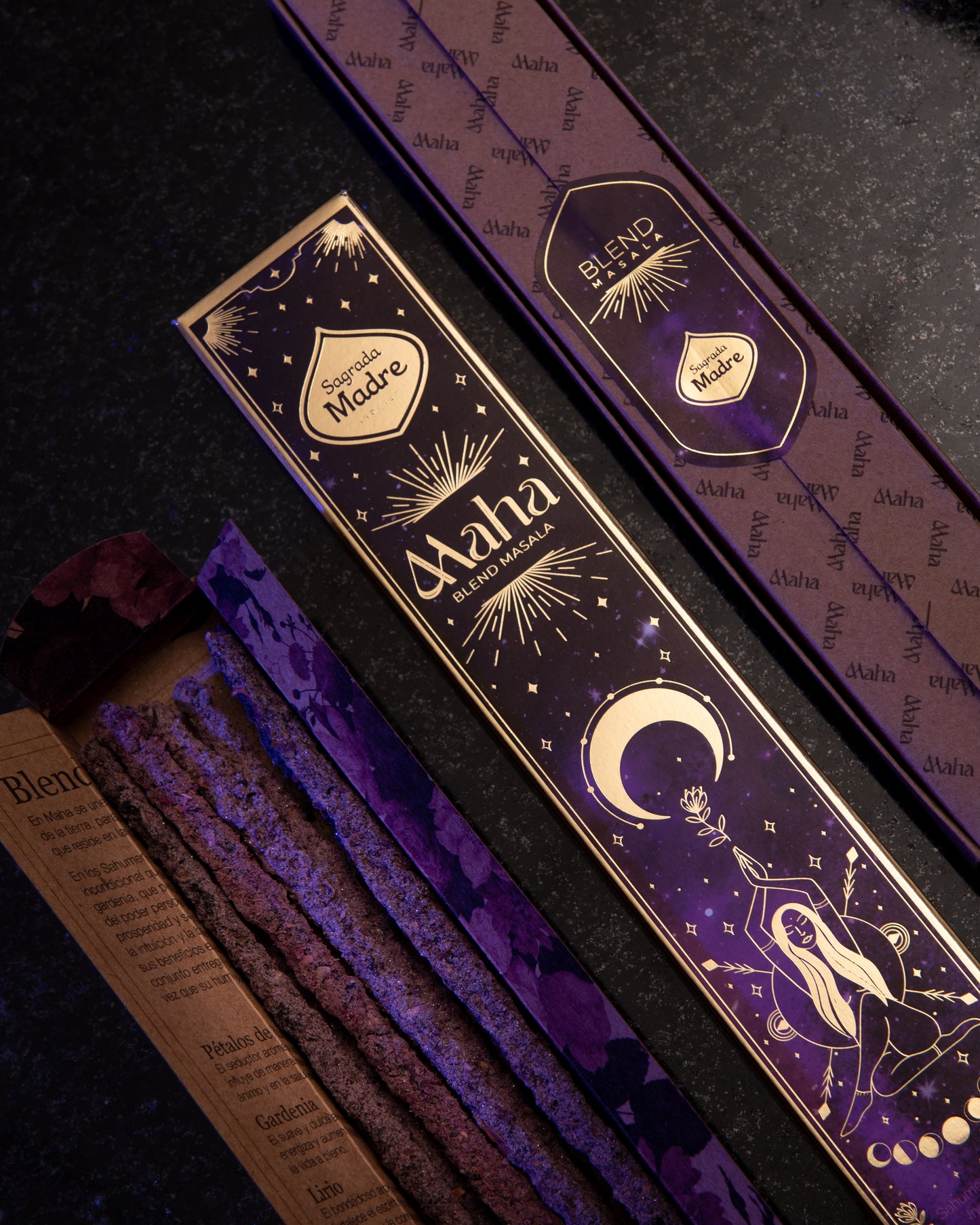 Sagrada Madre Räucherstäbchen in edler Verpackung mit goldenen und erdigen Details, fotografiert zwischen Kräutern, Rauch und Ritualobjekten. Symbol für handgefertigte, natürliche Räucherwerke aus Argentinien – in Kooperation mit ARUNĀ ALCHEMY.