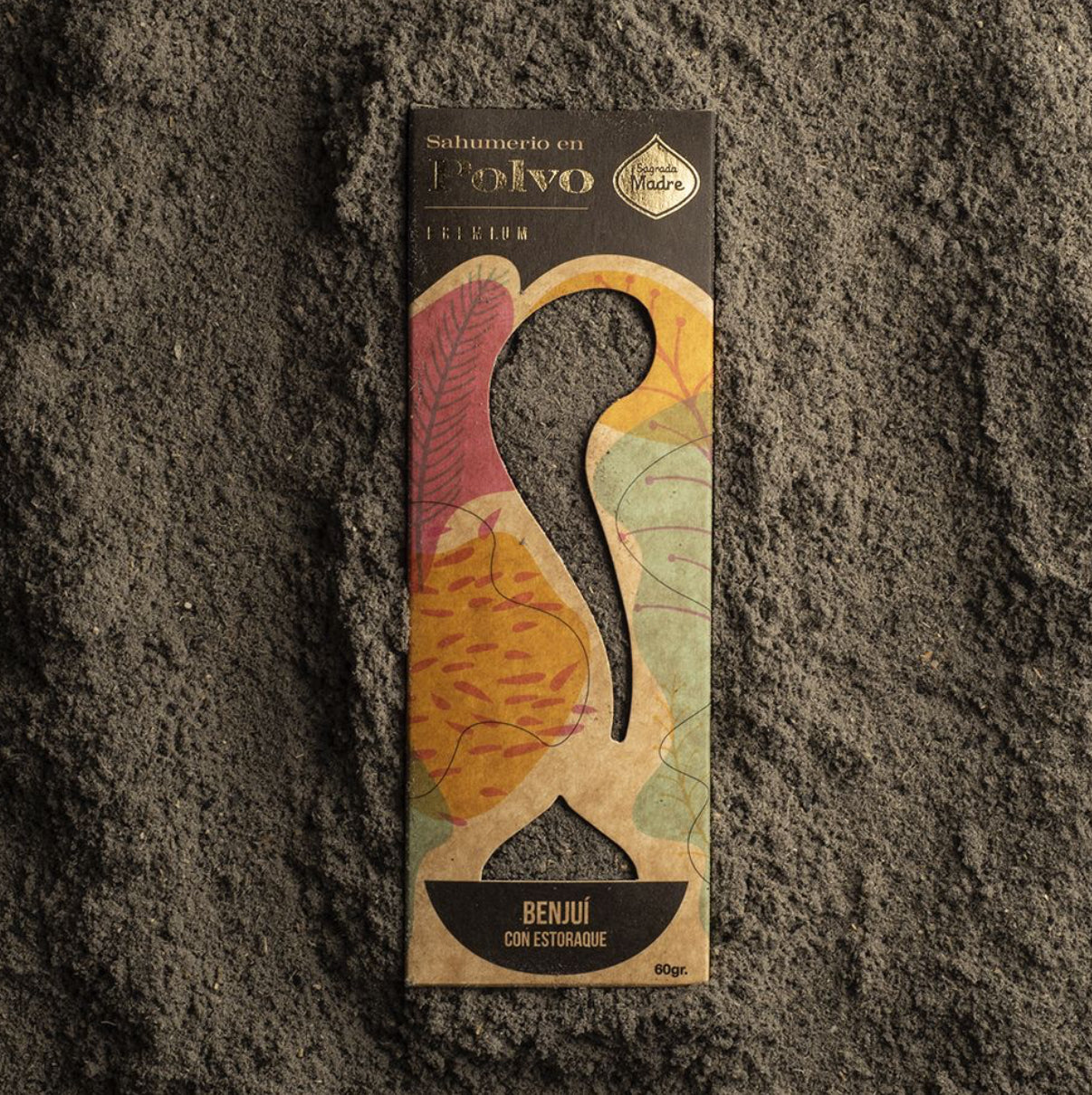 Sagrada Madre Benjuí con Estoraque – Räucherpulver auf dunkler Erde