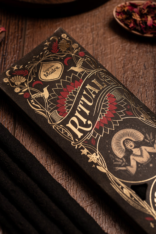 Nahaufnahme Sagrada Madre Love Yourself – goldverzierte Verpackung mit floralen Mustern