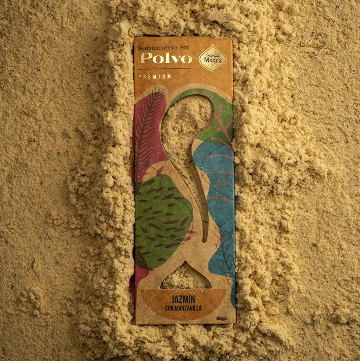 Sagrada Madre Sahumerio en Polvo Jazmín con Manzanilla auf hellem Sand – zarte, natürliche Verpackung