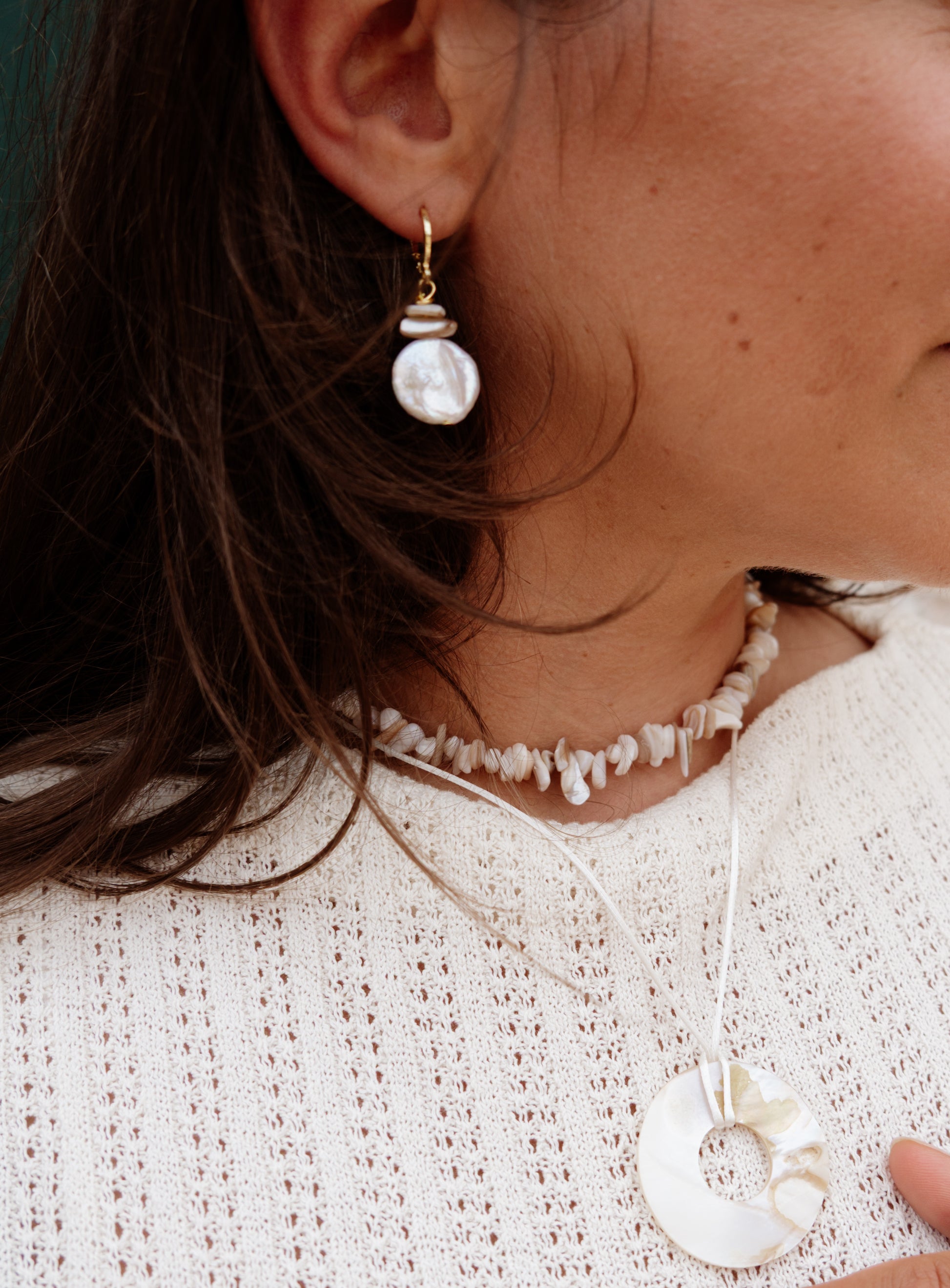 Lichtschmuck von Aruna Sol – Kette mit Perlen im Sonnenlicht