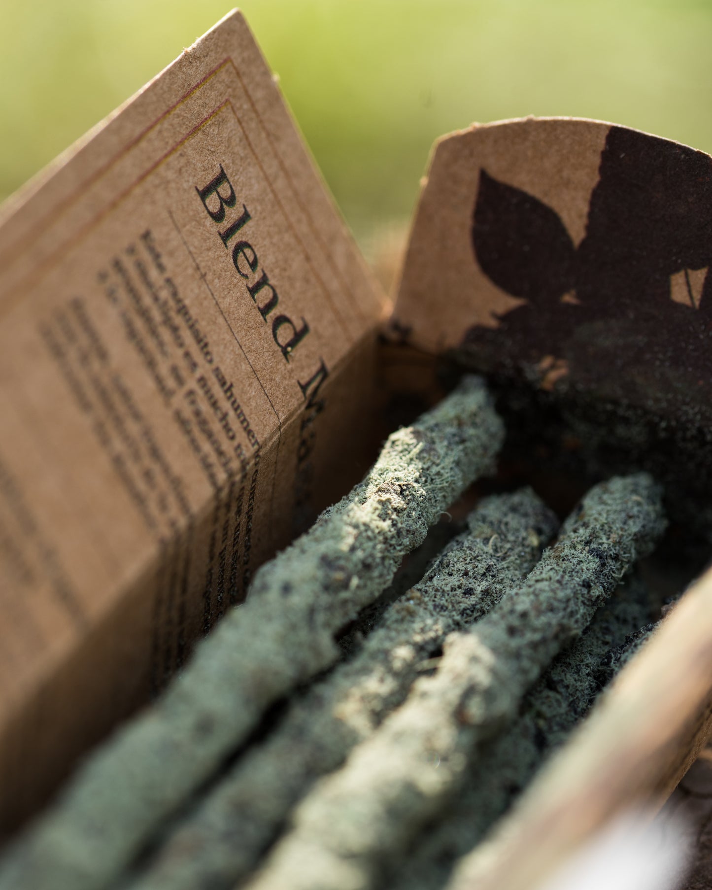 Sagrada Madre Gaia – Eukalyptus & Lorbeer, Schwarze Orchidee, Vanille & Zedernholz. Grüner, erdender Masala-Duft für Klarheit, Ruhe & Tiefe.  