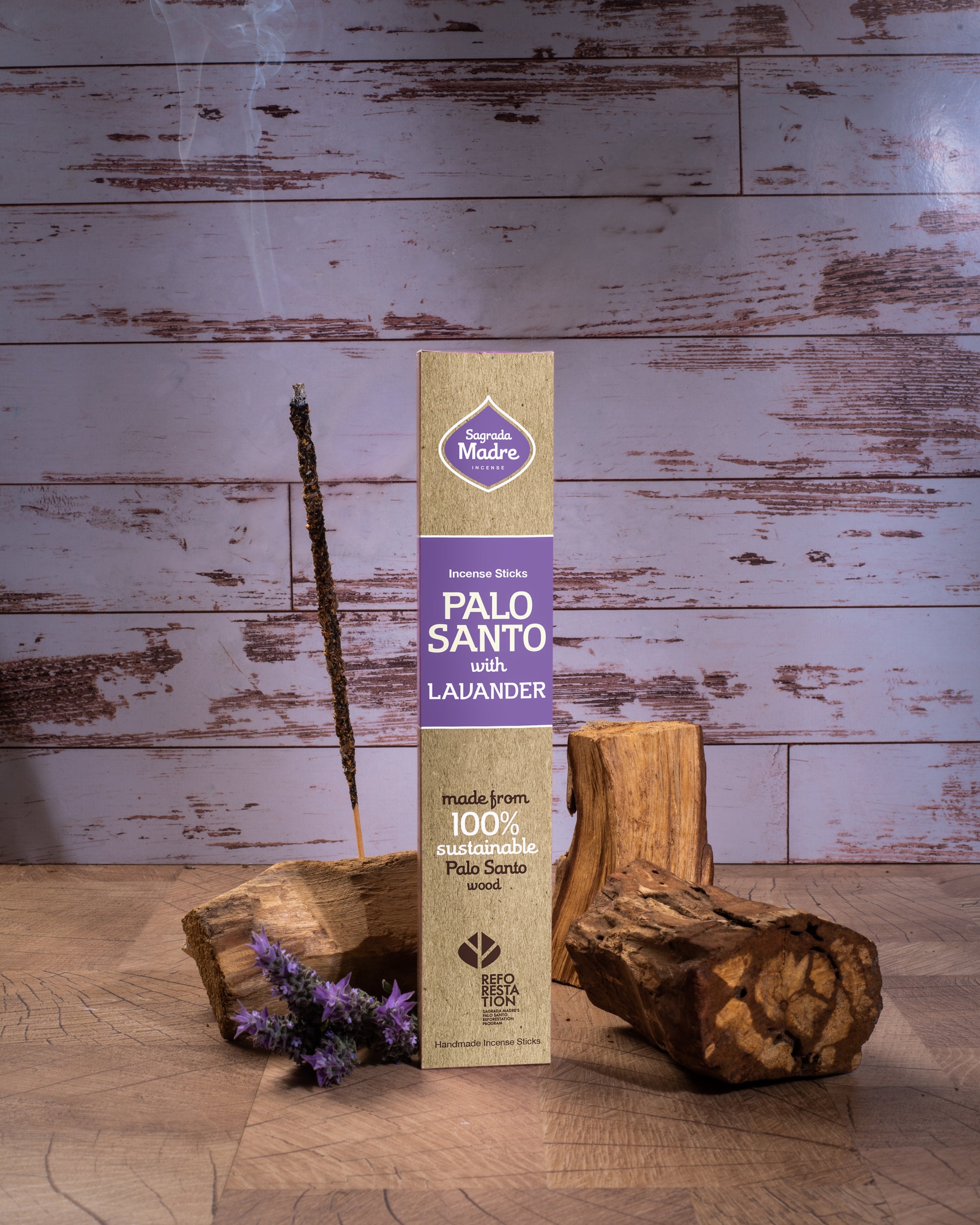 Sagrada Madre Palo Santo mit Lavendel – violette Verpackung mit Holzstücken und Lavendelblüten.