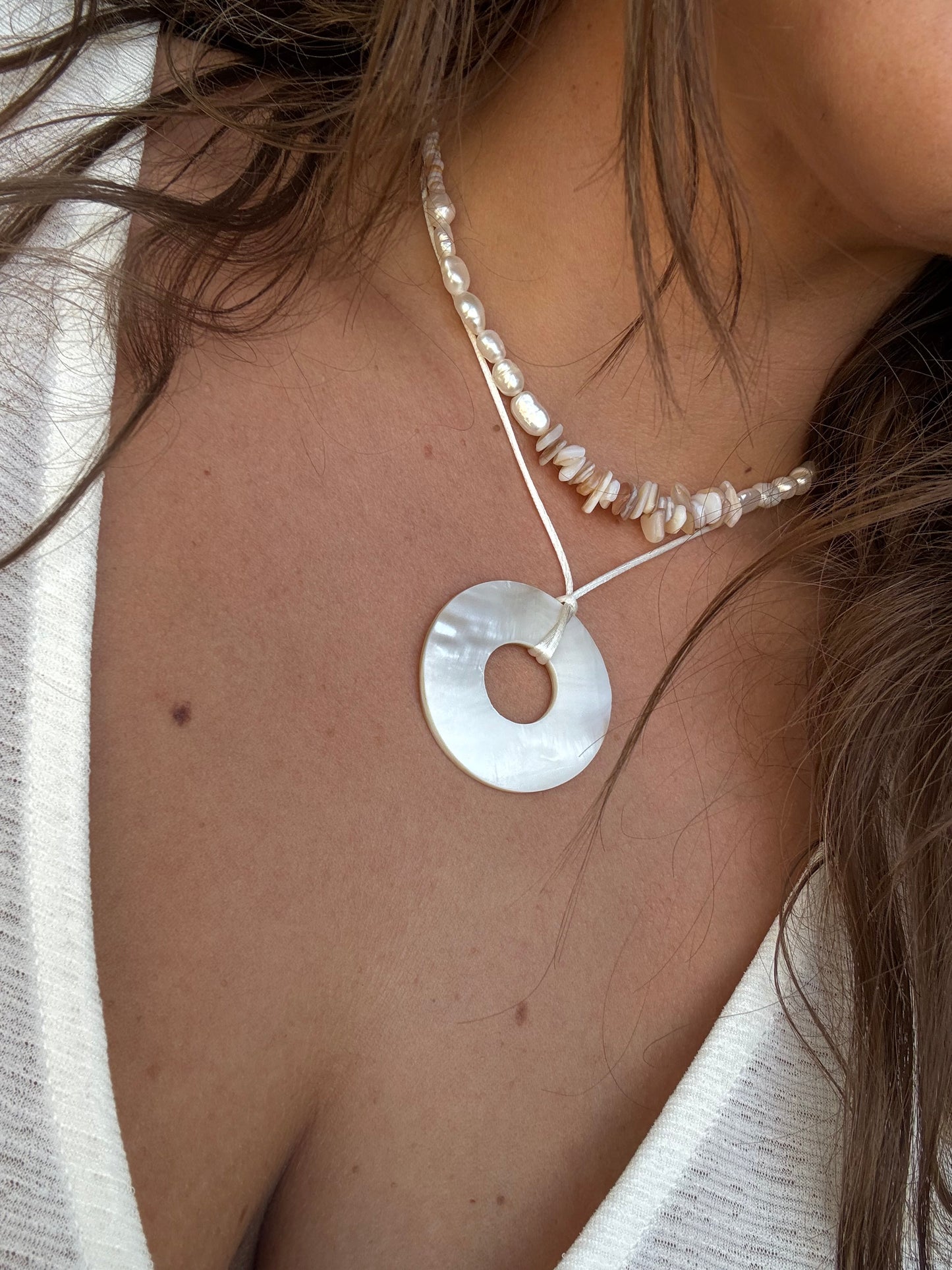 Shell of Light - donut Anhänger aus Perlmutt