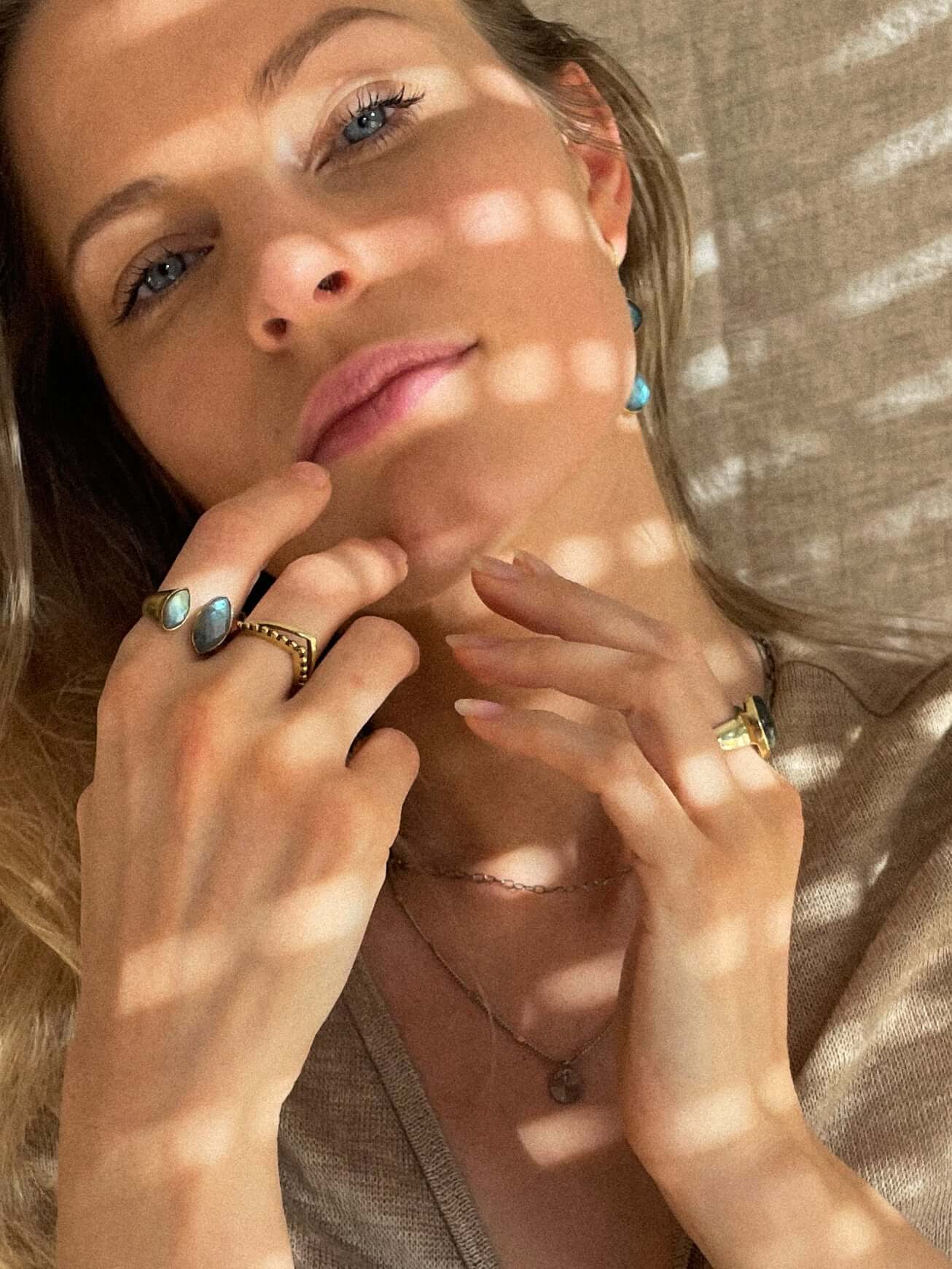 Einzigartiger Messing-Gold-Ring mit Mondstein und Labradorit: Ein magischer Begleiter für spirituelle Entfaltung. 