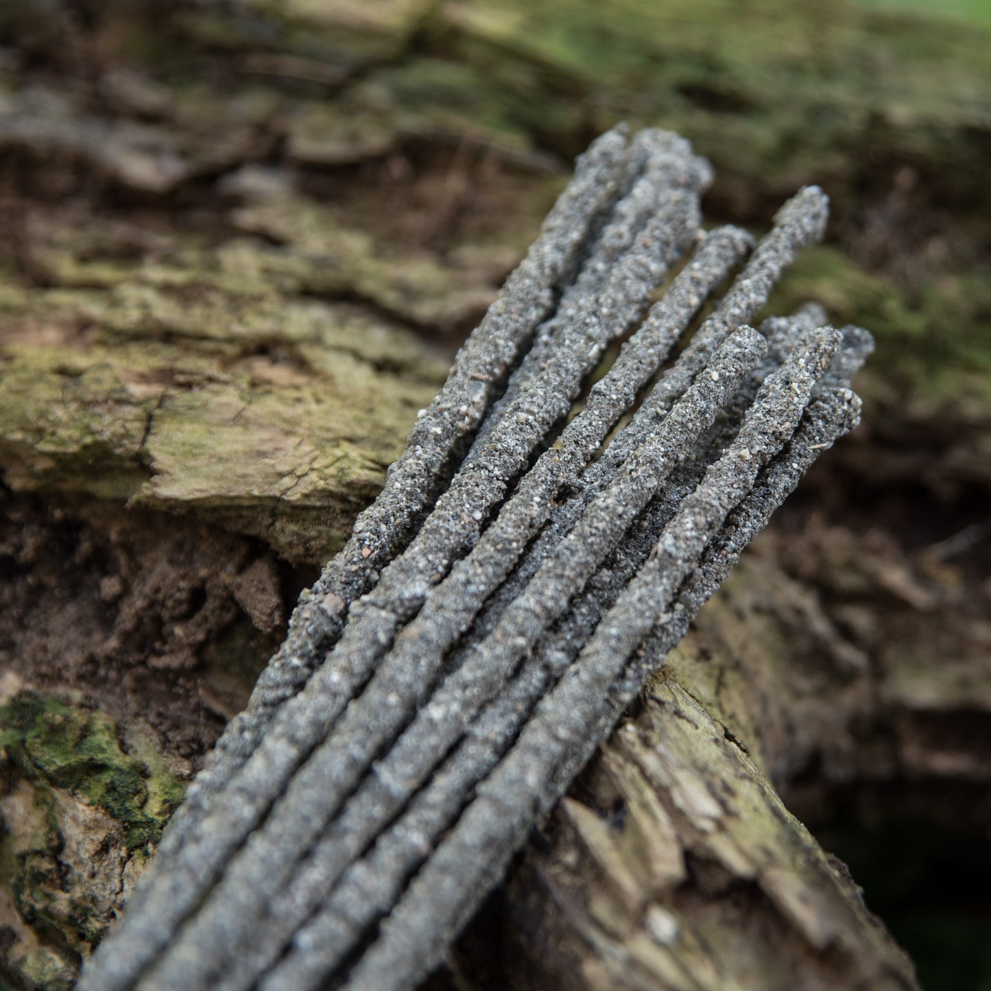 Detailaufnahme Sagrada Madre Copal Räucherstäbchen – natürliche Struktur, 100 % pflanzlich“