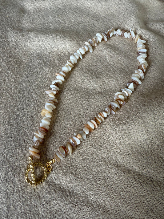 Natürlicher Schmuck mit echten Perlen auf hellem Leinentuch