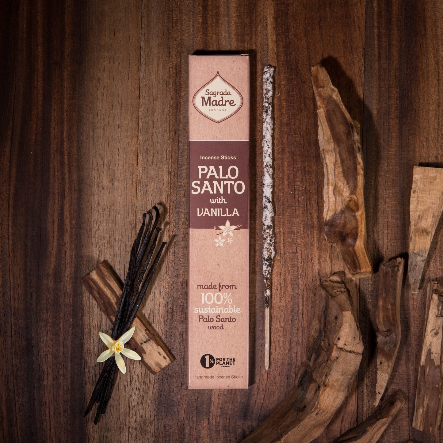 Palo Santo with Vanilla von Sagrada Madre – nachhaltige Verpackung, Vanilleblüte und Holzsymbolik für Reinigung und Herzöffnung