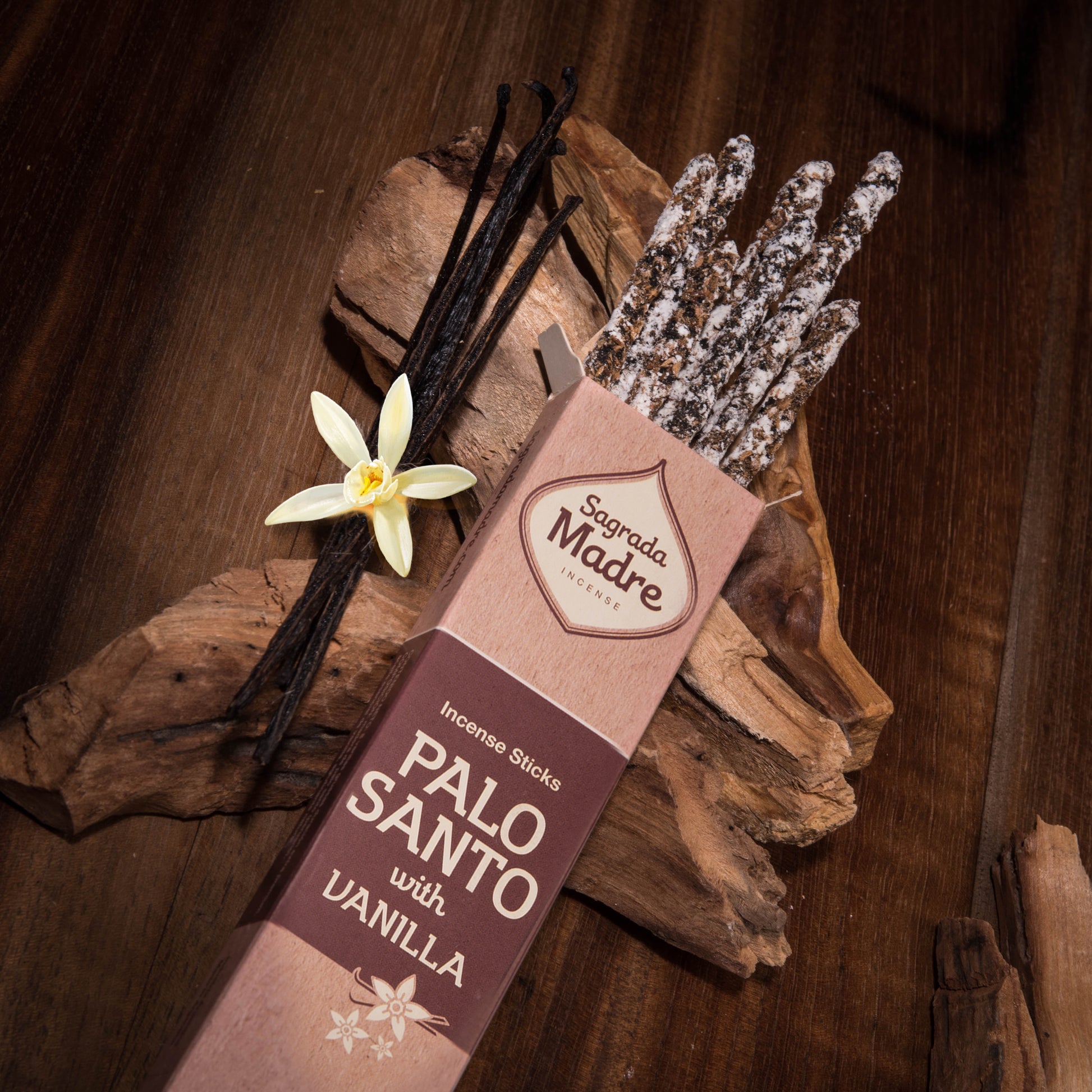 Sagrada Madre Palo Santo mit Vanille – natürliche Räucherstäbchen auf Holzuntergrund mit Vanilleblüte.