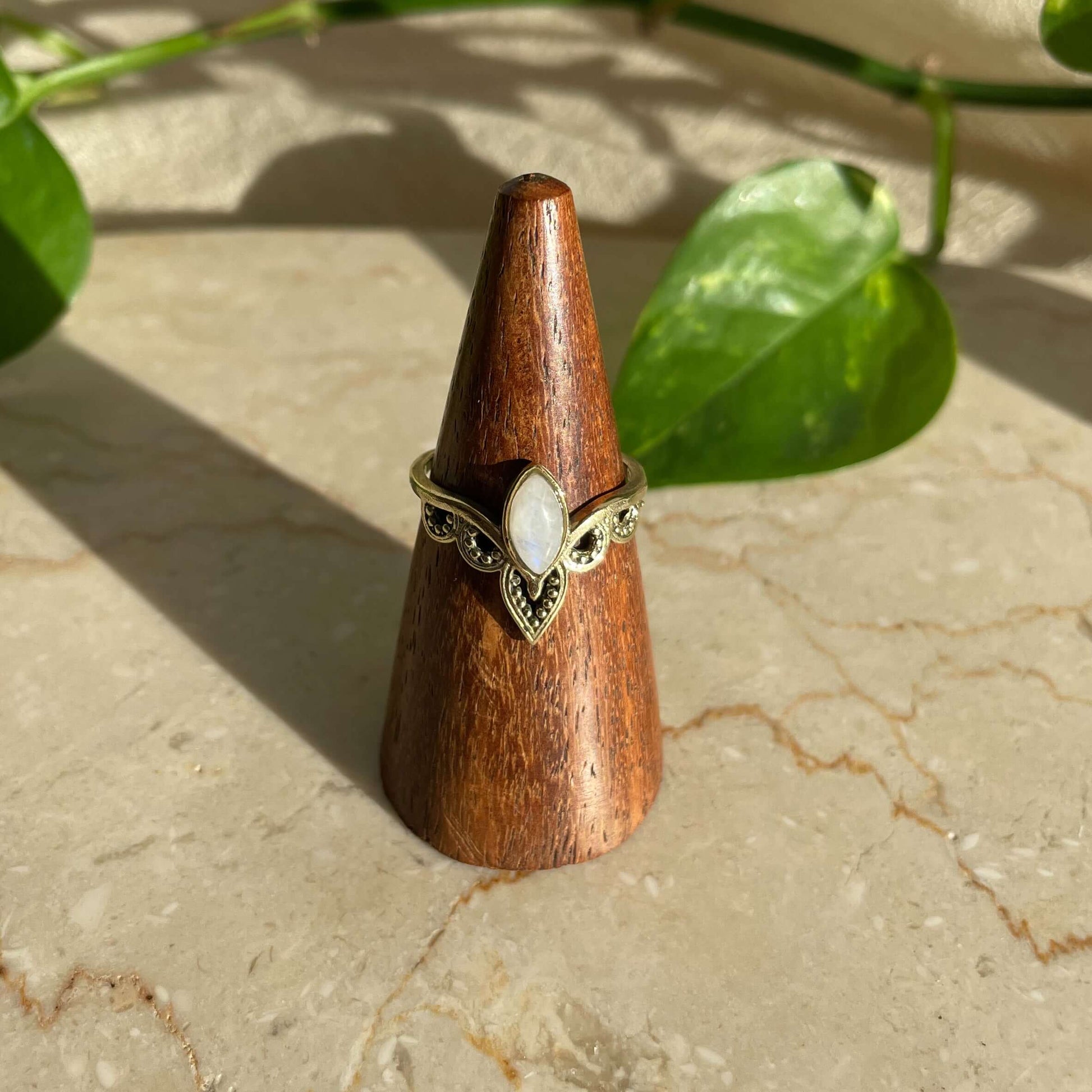 Messing-Gold-Ring mit Mondstein. Natürliche Schönheit und Spirituelle Kraft in Gold 