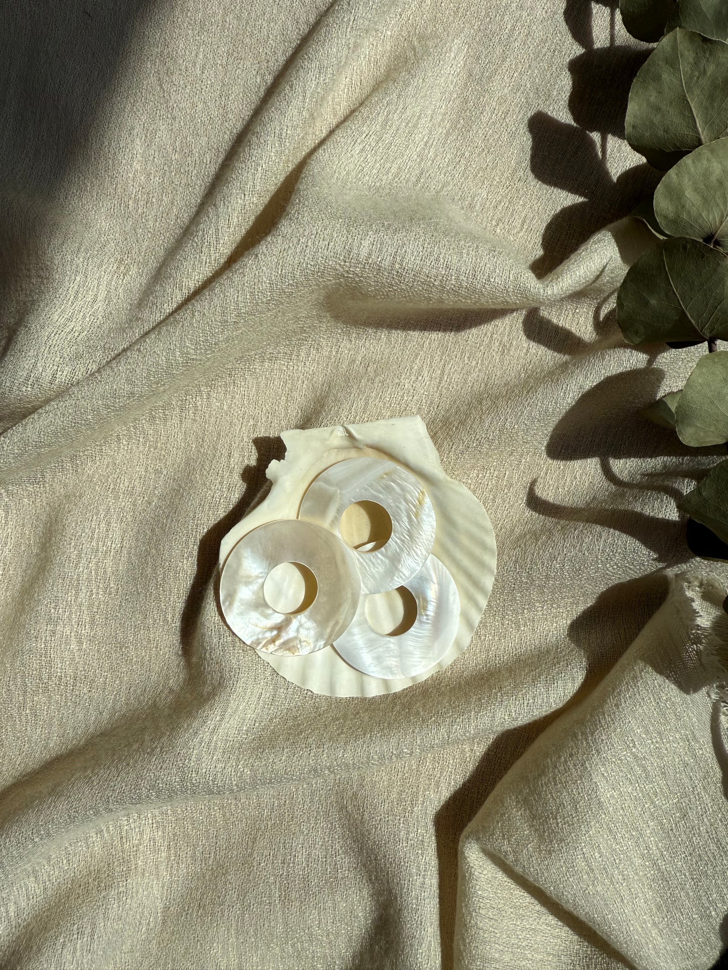 Runder Perlmutt-Anhänger in Muscheloptik, glänzend, mit natürlichem Schimmer – Shell of Light von Aruna Sol