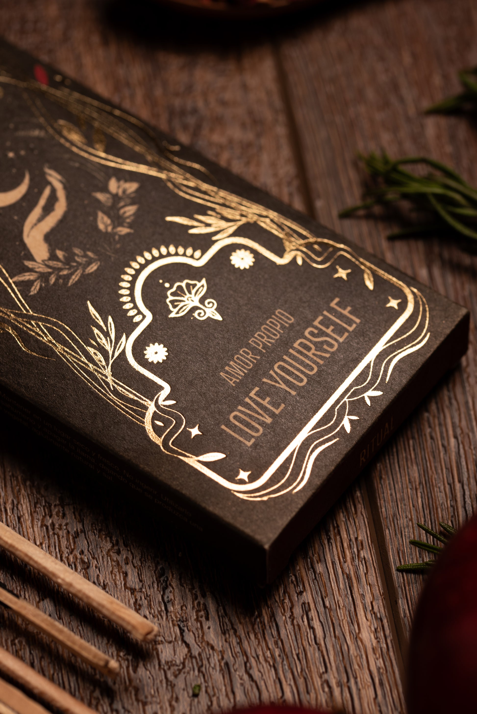 Brennendes Sagrada Madre Love Yourself Räucherstäbchen – warmes Licht und sanfter Rauch