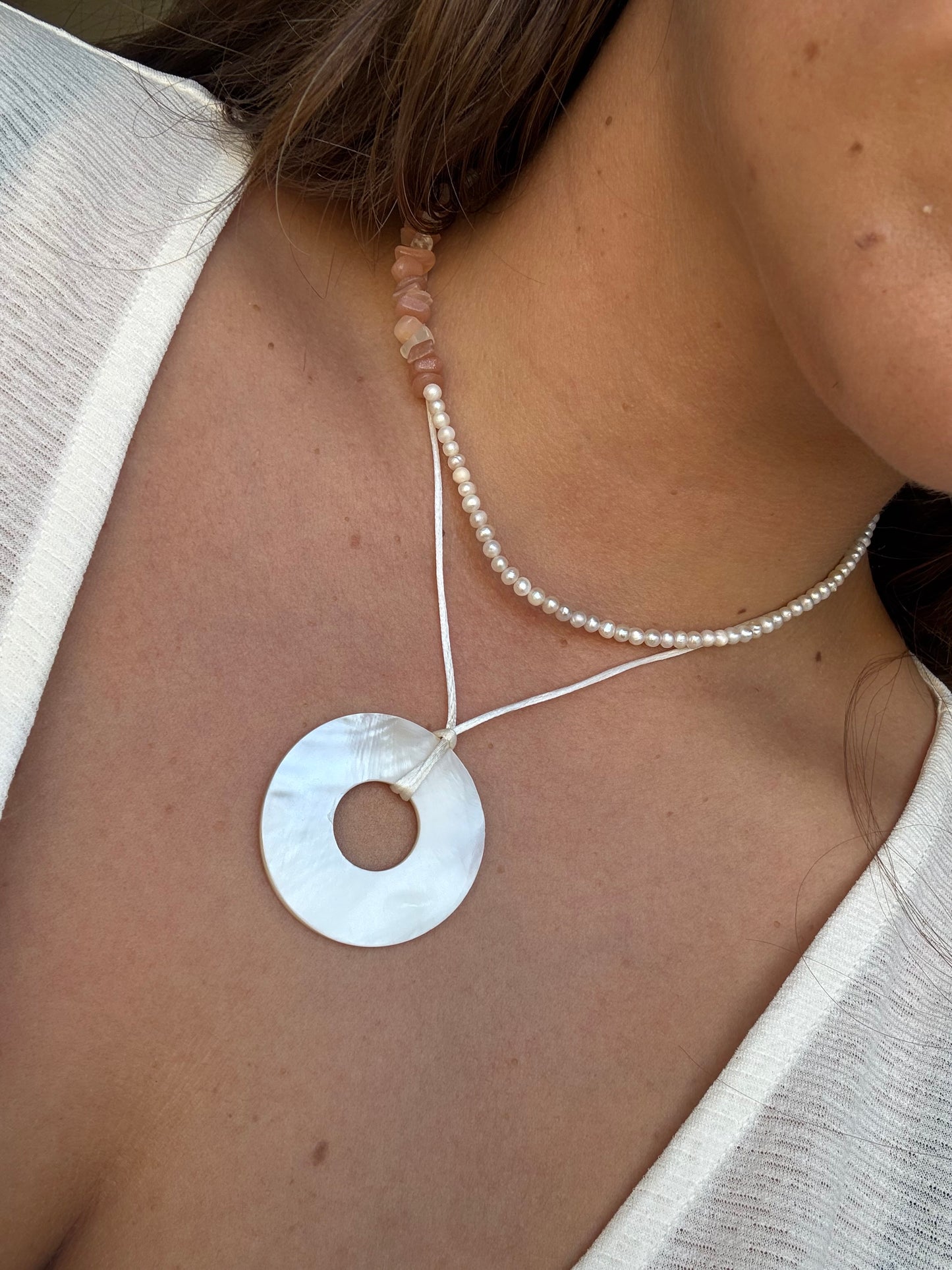 Runder Perlmutt-Anhänger in Muscheloptik, glänzend, mit natürlichem Schimmer – Shell of Light von Aruna Sol
