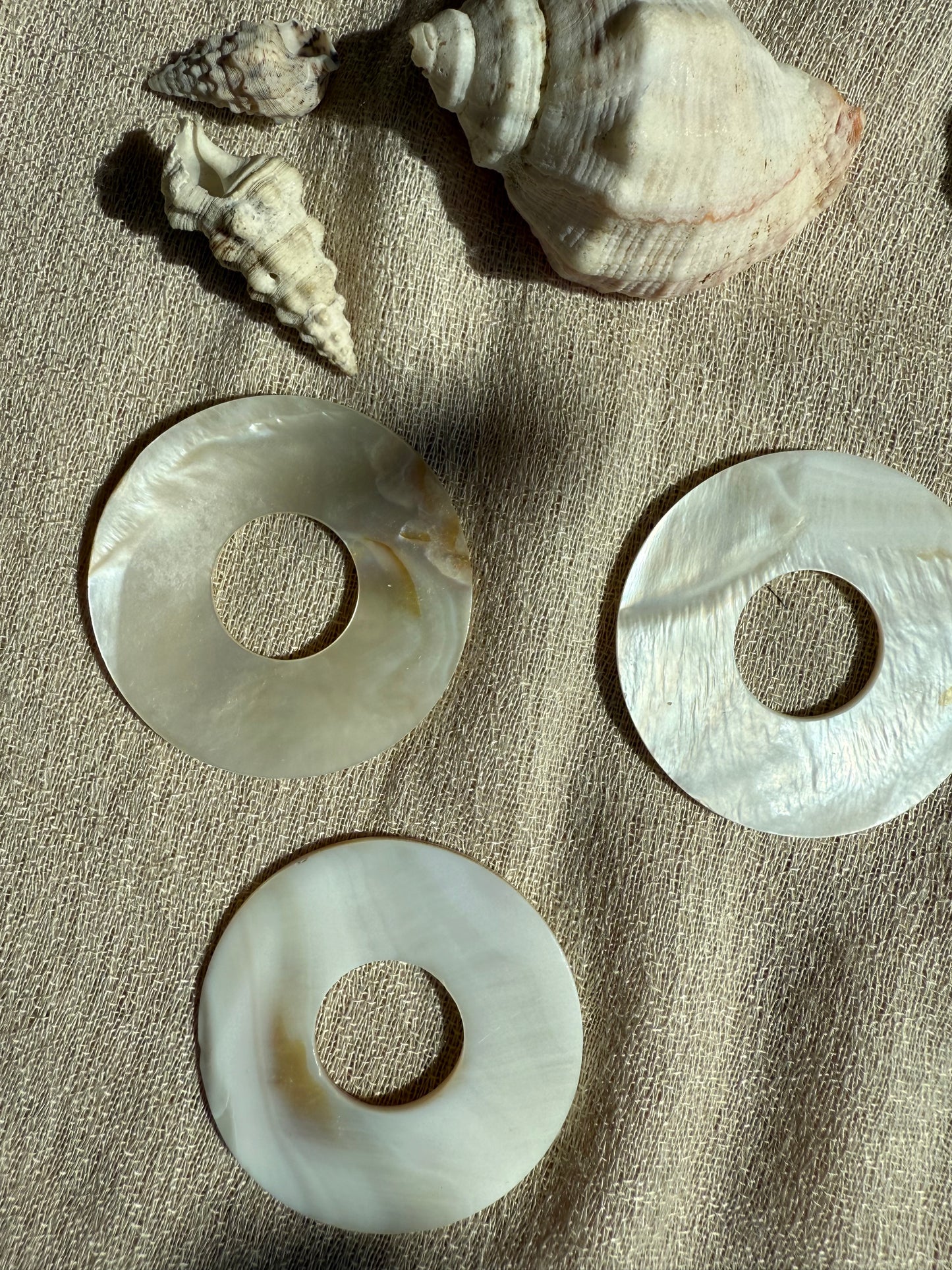 Runder Perlmutt-Anhänger in Muscheloptik, glänzend, mit natürlichem Schimmer – Shell of Light von Aruna Sol
