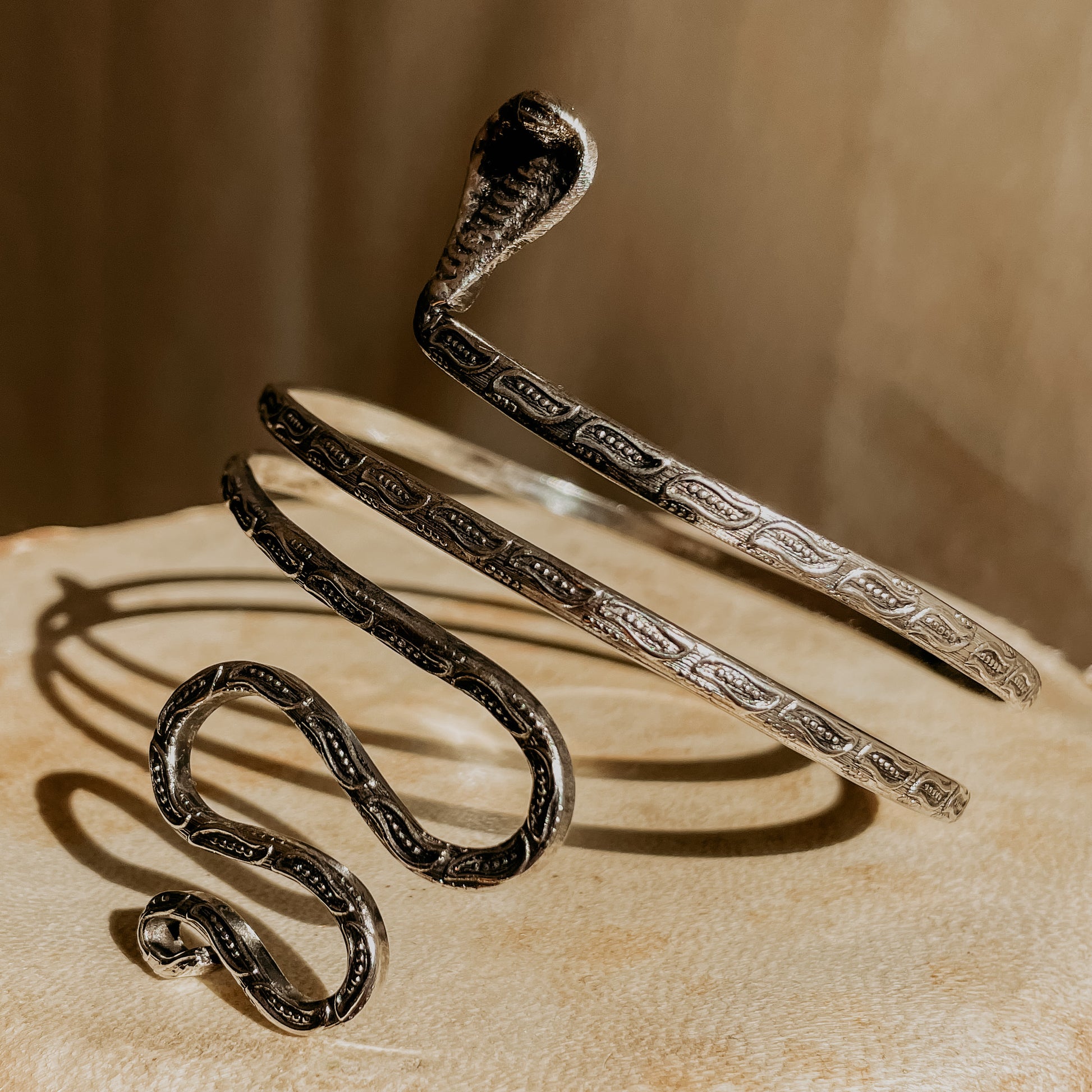 Kundalini schmuck zur Förderung von Energiefluss. Goldenes Schlangenarmband 