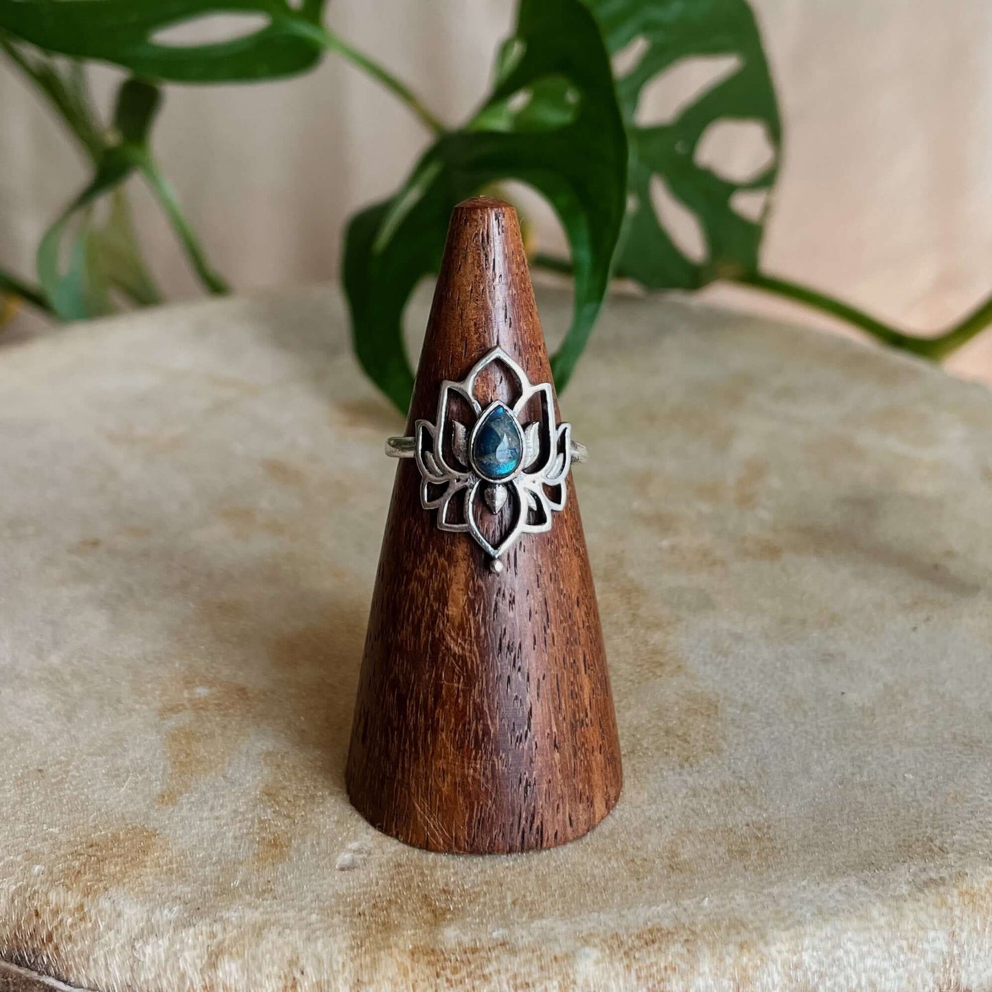 Verleihe deinem Look mit diesem Ring aus Mondstein und Labradorit eine geheimnisvolle Note. 