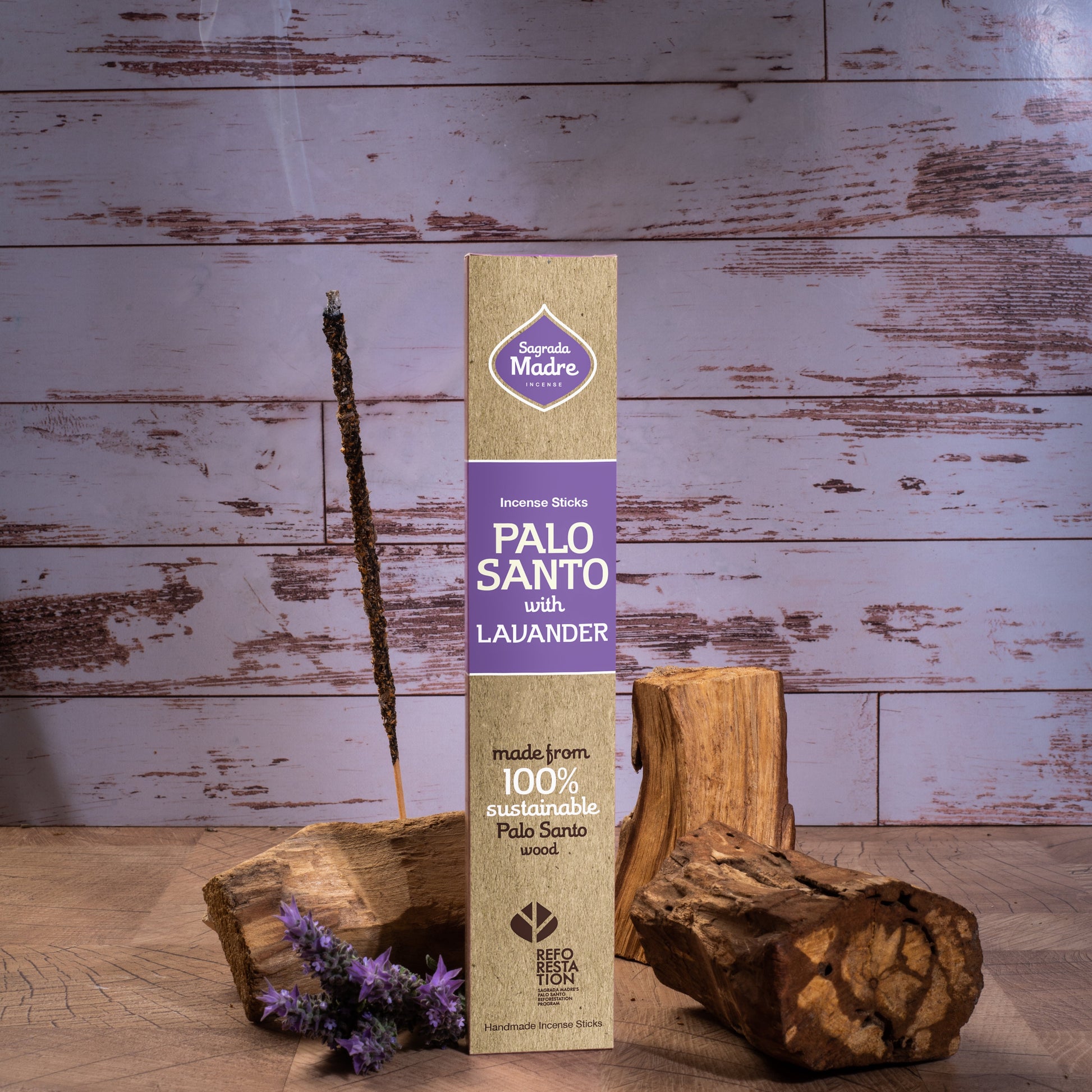Sagrada Madre Palo Santo mit Lavendel – violette Verpackung mit Holzstücken und Lavendelblüten.