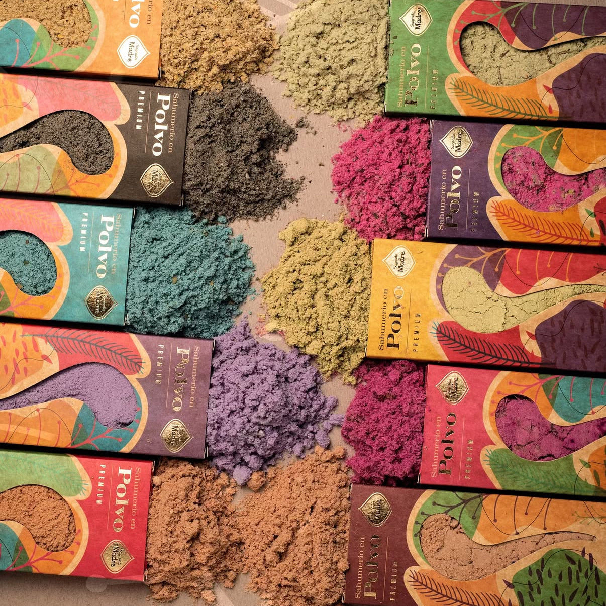 Verpackung Premium – Sagrada Madre 7 Poderes auf farbiger Erde