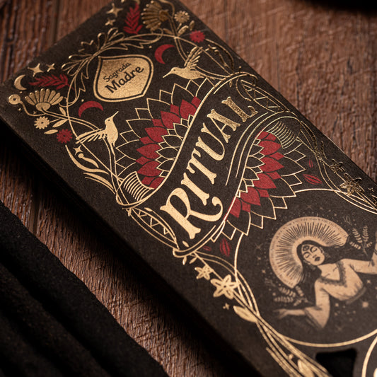 Nahaufnahme Sagrada Madre Love Yourself – goldverzierte Verpackung mit floralen Mustern