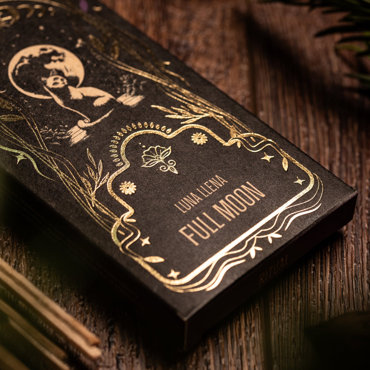 Full Moon Ritual Räucherstäbchen von Sagrada Madre auf Holzuntergrund, goldene Details, hochwertiges Ritualprodukt.