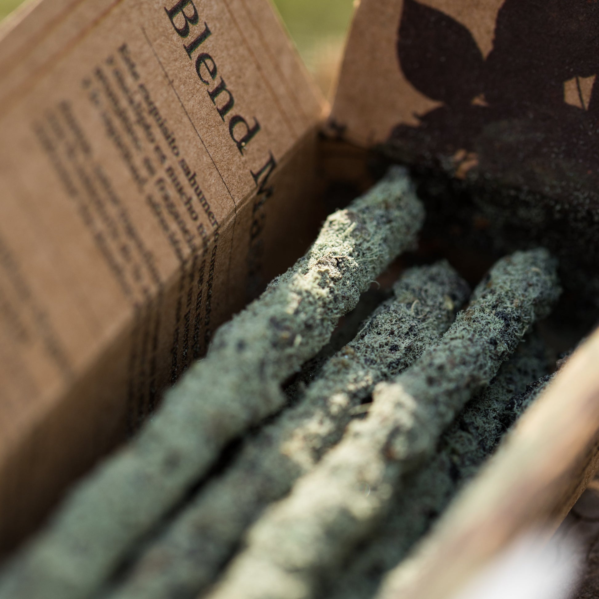 Sagrada Madre Gaia – Eukalyptus & Lorbeer, Schwarze Orchidee, Vanille & Zedernholz. Grüner, erdender Masala-Duft für Klarheit, Ruhe & Tiefe.  