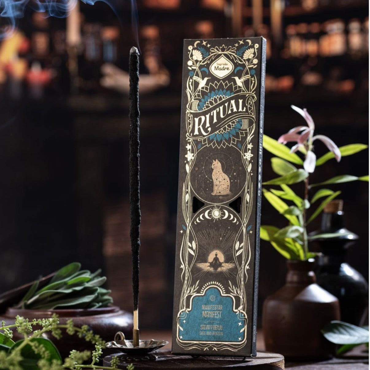 Sagrada Madre Ritual Räucherstäbchen Manifest – spirituelles Manifestationsräucherwerk mit schwarzem Stick, stimmungsvolle Ritualszene
