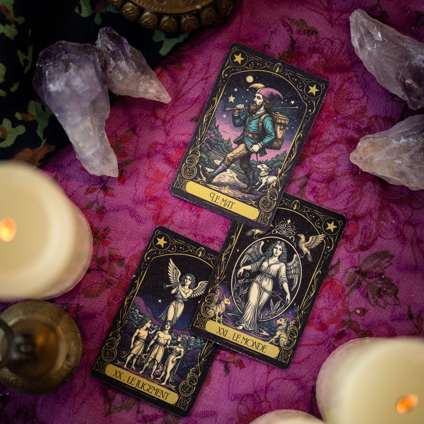 Mystische Szene mit Sagrada Madre Sandelholz Olibanum Räucherstäbchen
