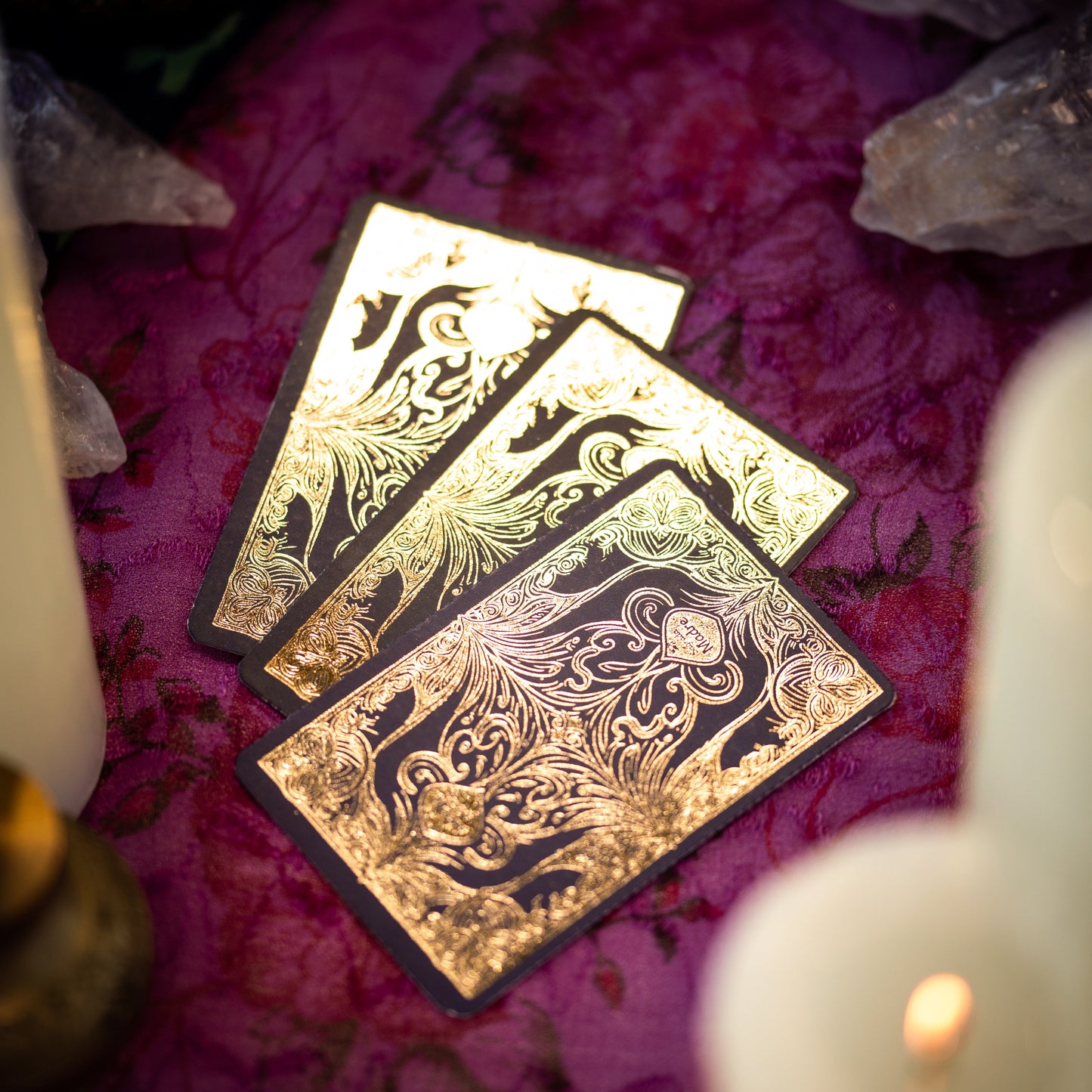 Mystische Szene mit Sagrada Madre Sandelholz Olibanum Räucherstäbchen
