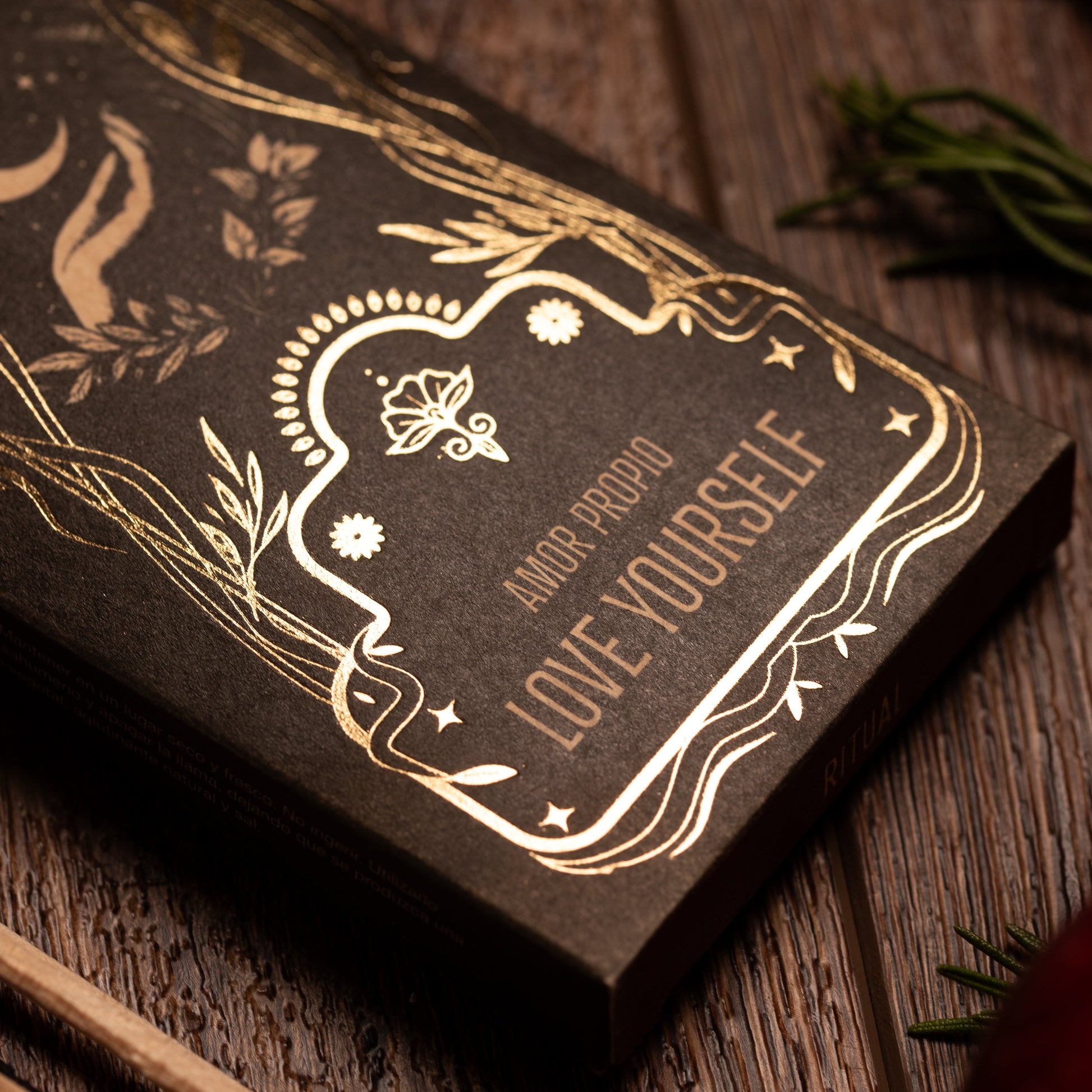 Brennendes Sagrada Madre Love Yourself Räucherstäbchen – warmes Licht und sanfter Rauch