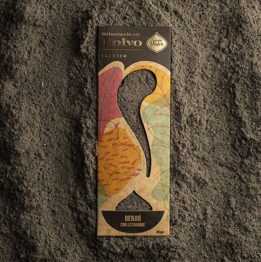 Sagrada Madre Benjuí con Estoraque – Räucherpulver auf dunkler Erde