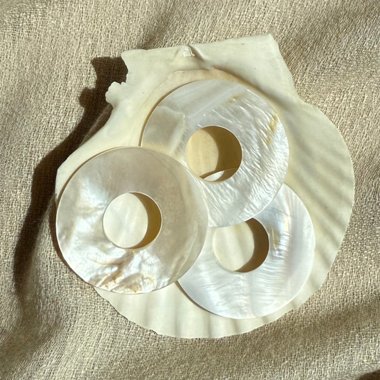 Feiner Perlmutt Anhänger in Kreisform auf hellem Stoff - Aruna sol Schmuck