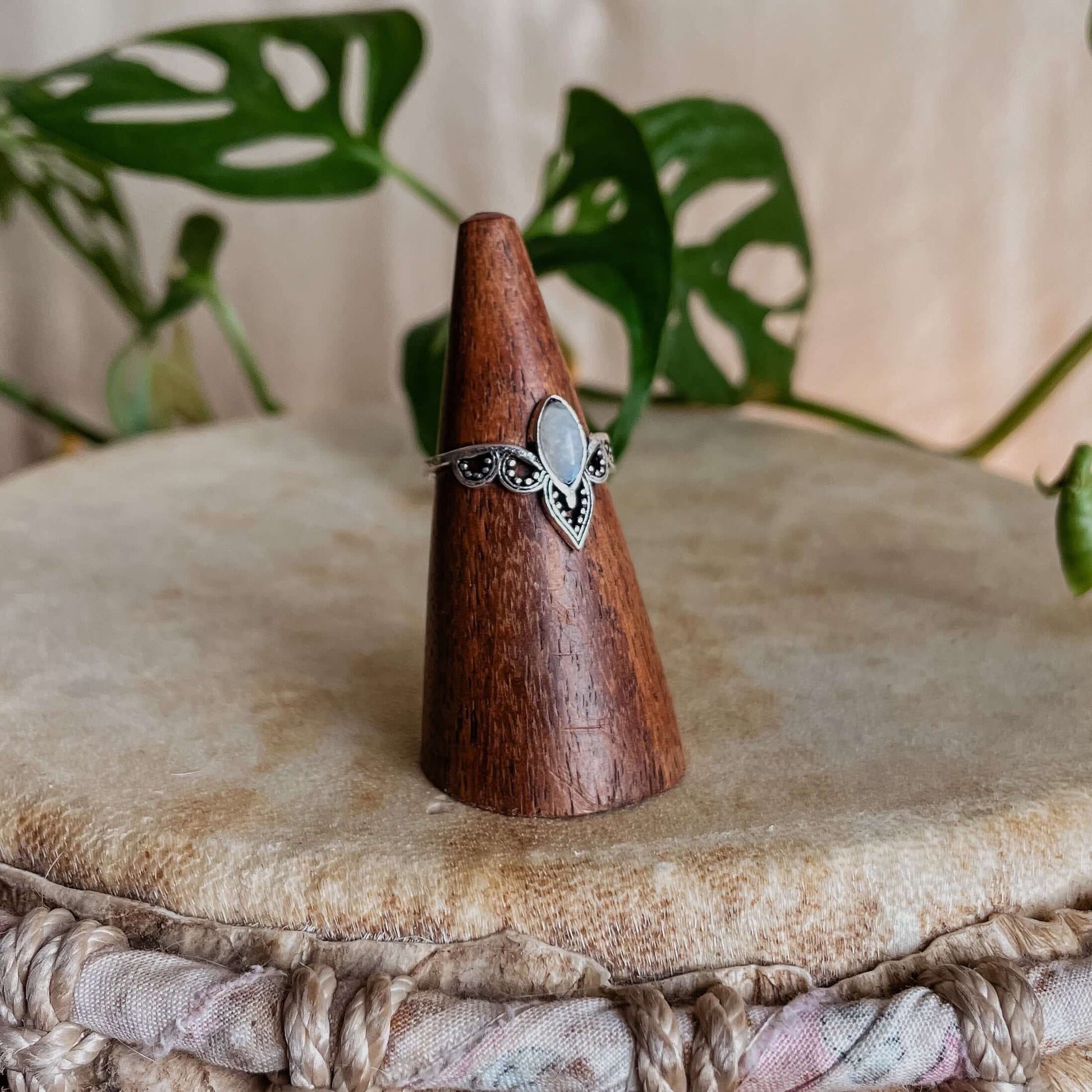 Einzigartiger Silberring mit Mondstein und Labradorit: Boho-Chic trifft auf natürliche Schönheit.