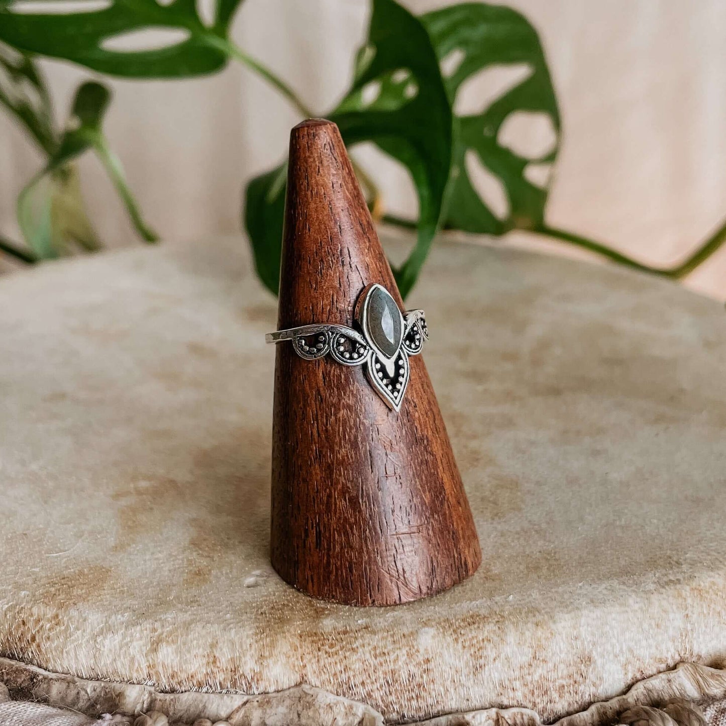 Boho Silberring mit schimmerndem Mondstein und faszinierendem Labradorit: einzigartige Eleganz für jede Gelegenheit