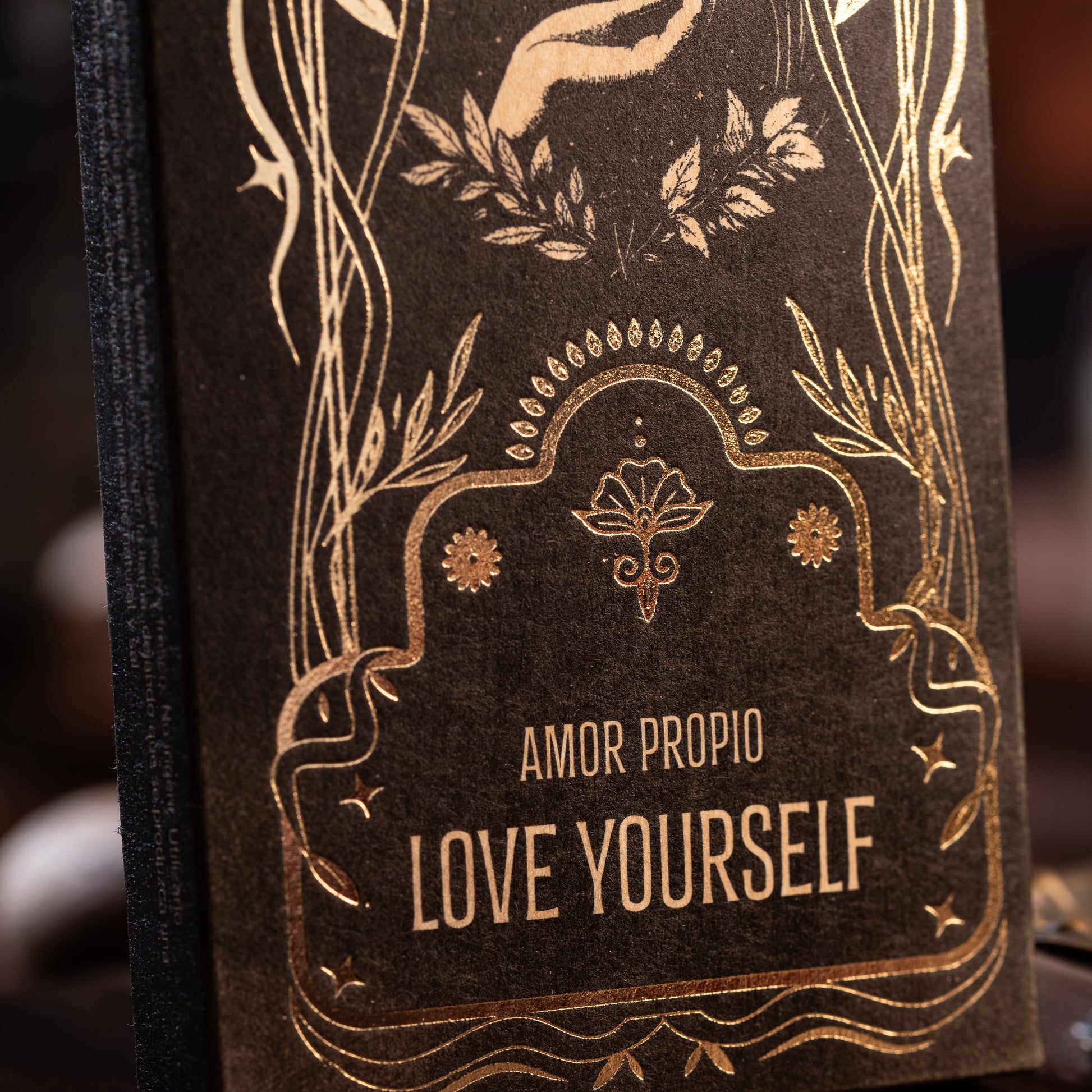 Love Yourself Ritual Räucherstäbchen – Szene mit Äpfeln, Kräutern und Glasfläschchen, Symbol für Selbstliebe