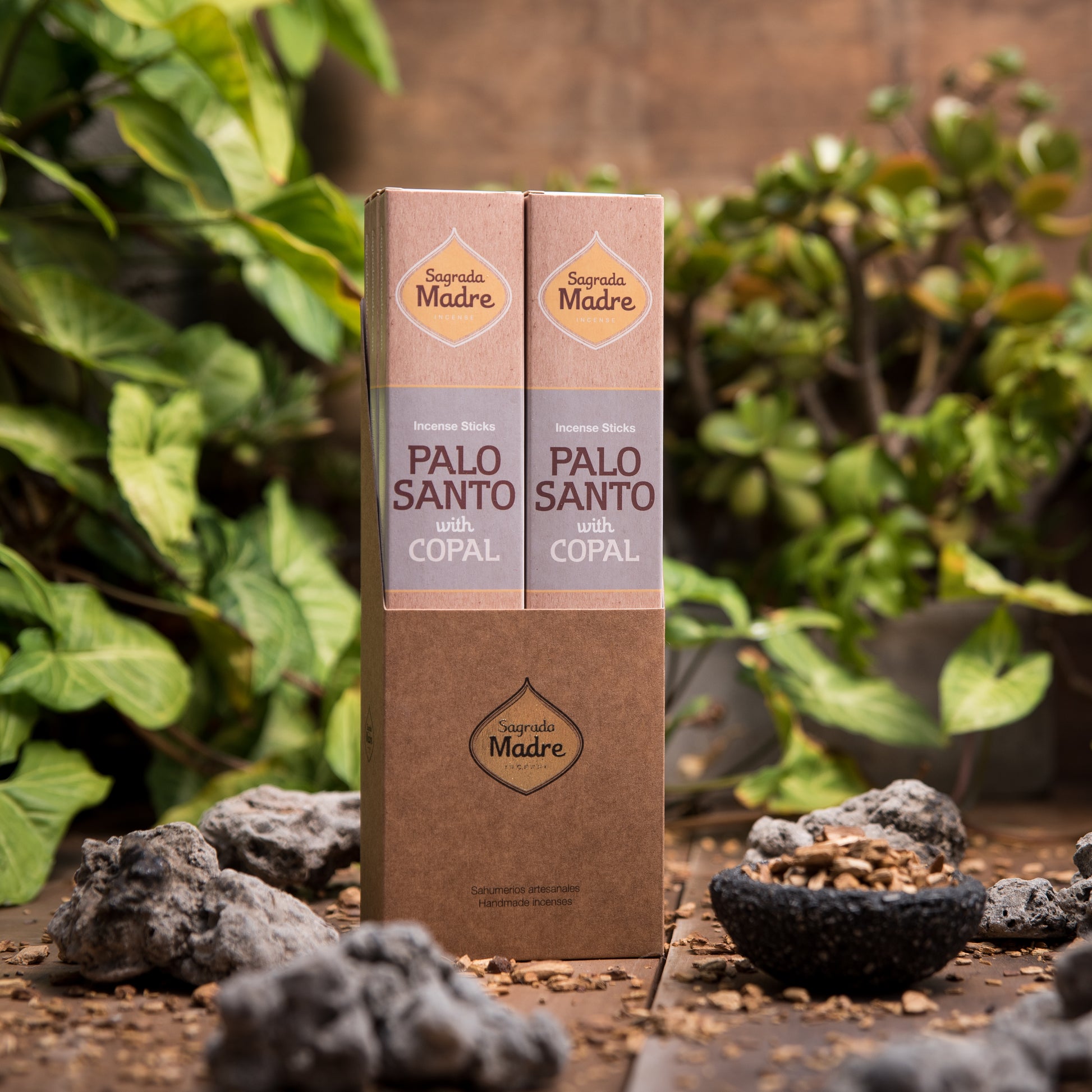 Zwei Packungen Sagrada Madre Palo Santo mit Copal – auf Holztisch mit Pflanzen und Räucherholz