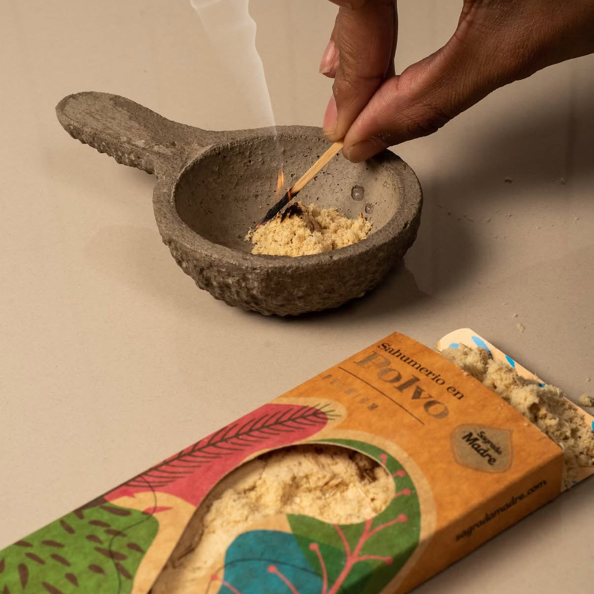 Detailaufnahme Jasmin-Räucherpulver – blumiger Duft mit Kamille