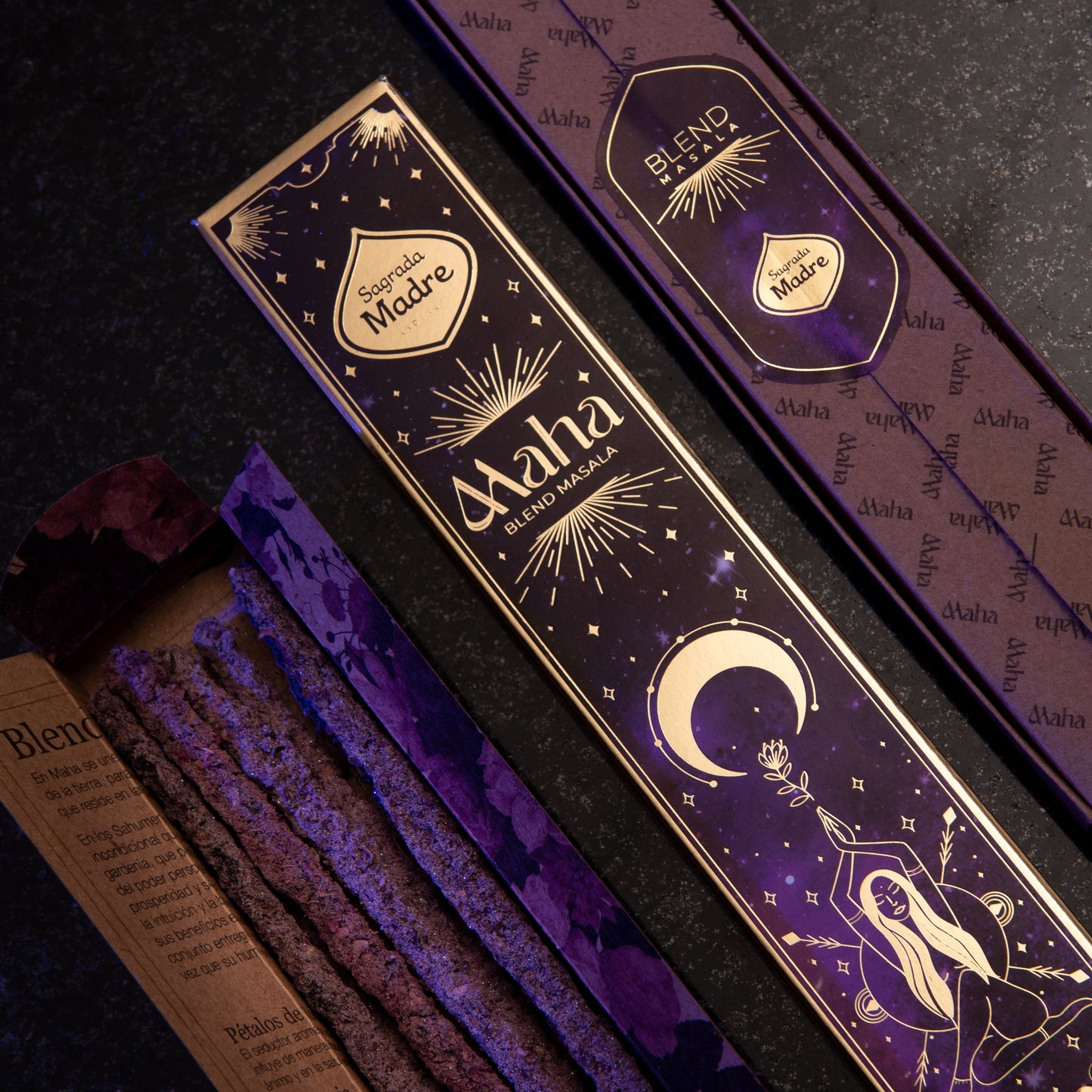 Sagrada Madre Räucherstäbchen in edler Verpackung mit goldenen und erdigen Details, fotografiert zwischen Kräutern, Rauch und Ritualobjekten. Symbol für handgefertigte, natürliche Räucherwerke aus Argentinien – in Kooperation mit ARUNĀ ALCHEMY.